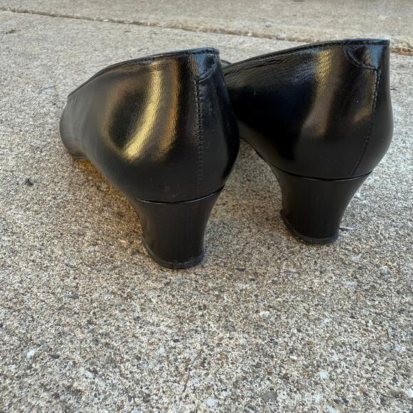 Classic Liz Claiborne Black Leather Low Heel Pumps - 7M - Picture 3 of 9
